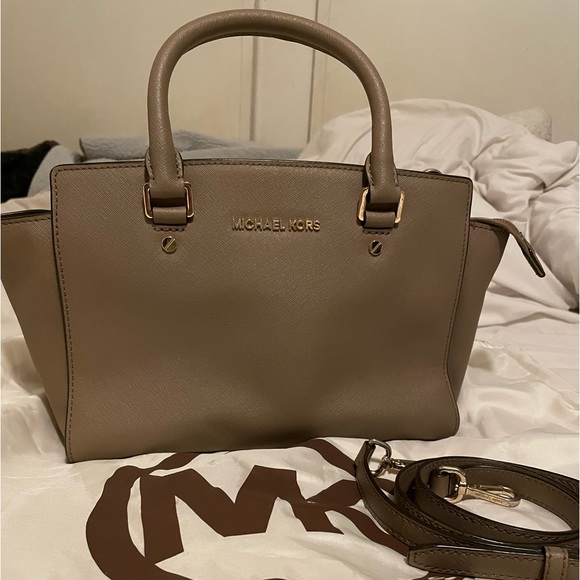 Authentic Michael Kors Selma Saffiano crossbody bag - small/medium - Picture 1 of 14